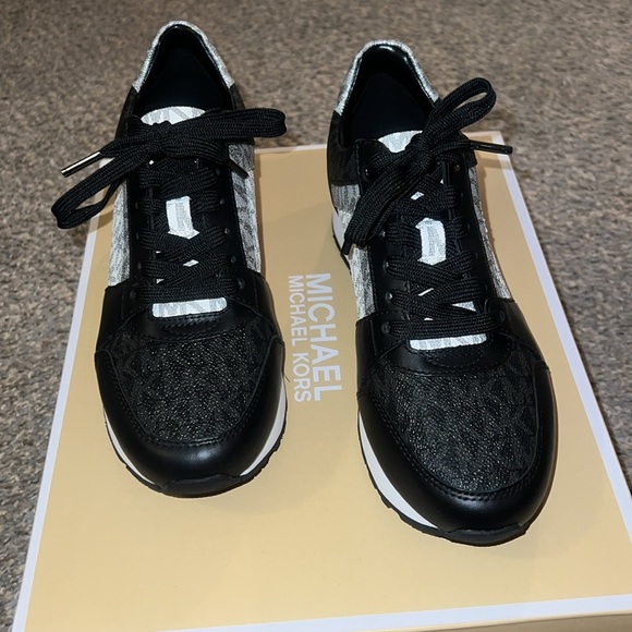 Michael Kors Billie trainer sneakers. 6 - Picture 2 of 11